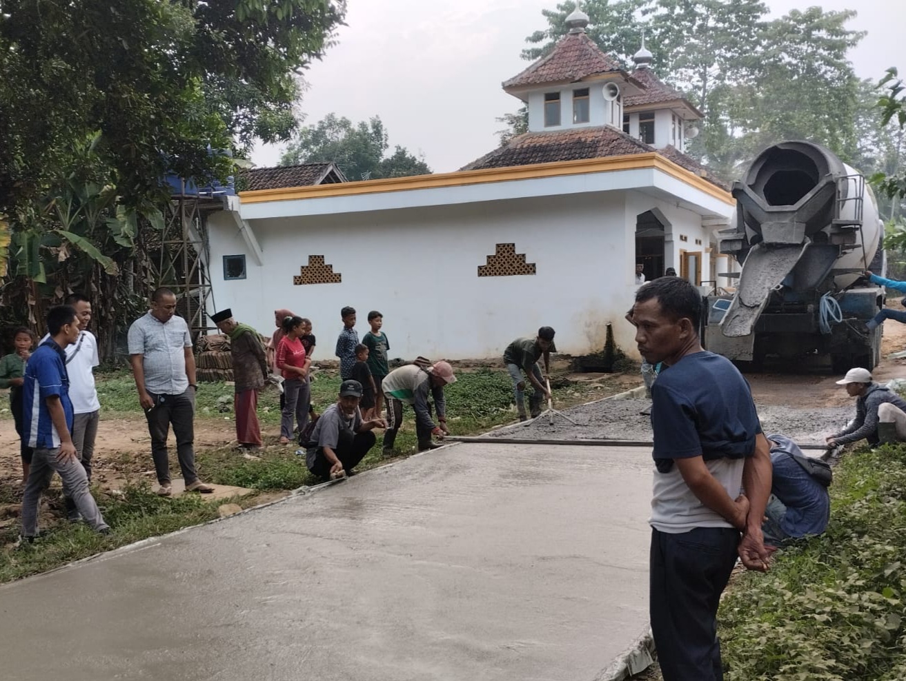 Pembangunan Jalan Rabat Beton Desa Taman Jaya berjalan Lancar