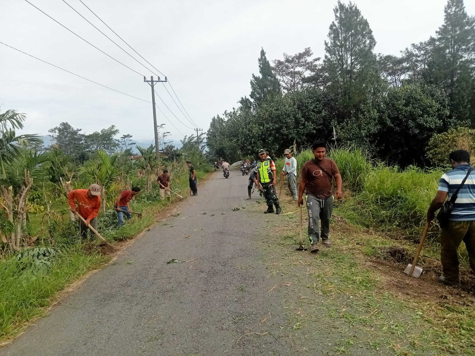 Menambah Semangat Libur, Babinsa bersama Warga Goro Bersama