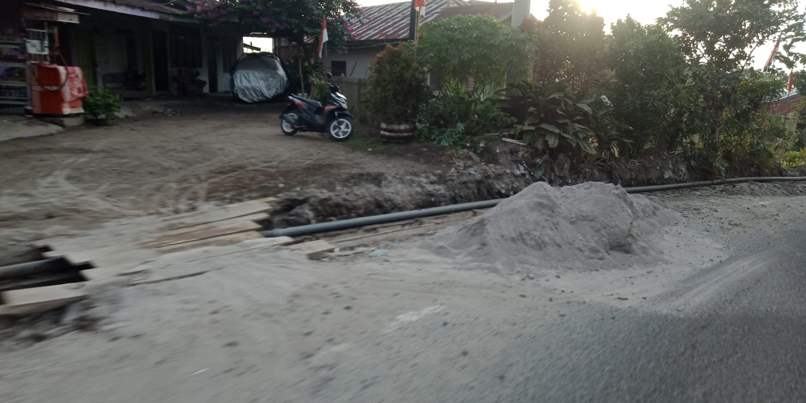 Proyek Drainase Bener Mulia, Di duga Minim Papan Peringatan dapat Mengancam Keselamatan Pengguna Jalan