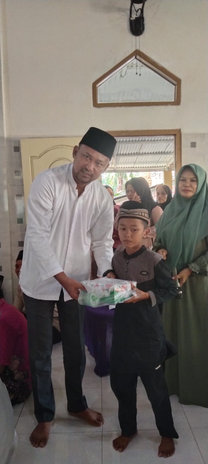 Pengajian Akbar dan Bakti sosial Kakam Umpu Kencana memberikan santunan kepada anak yatim