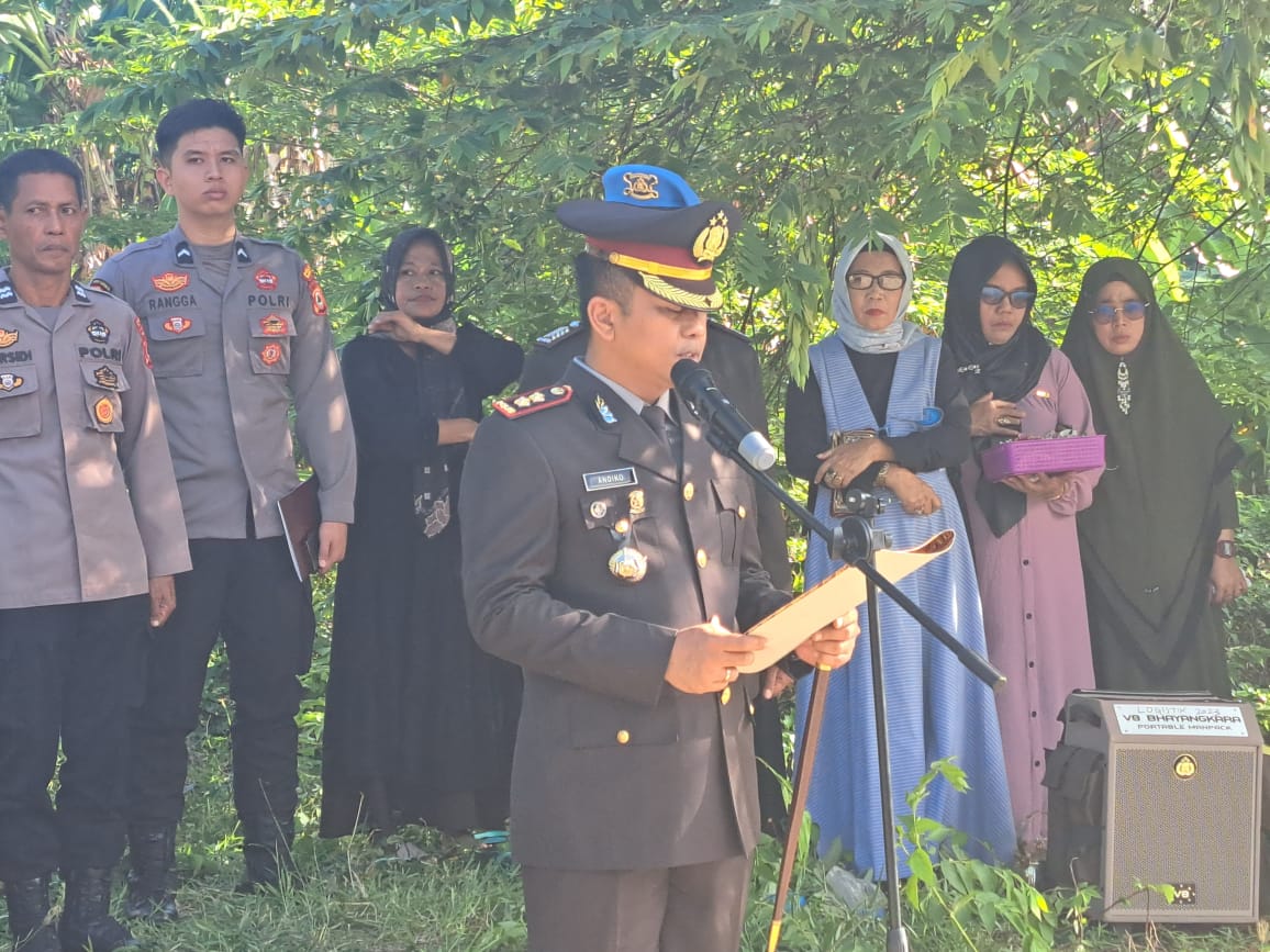 Wujud Empati, Kapolres Pinrang Pimpin Upacara Secara Dinas Pemakaman Anggota Polri