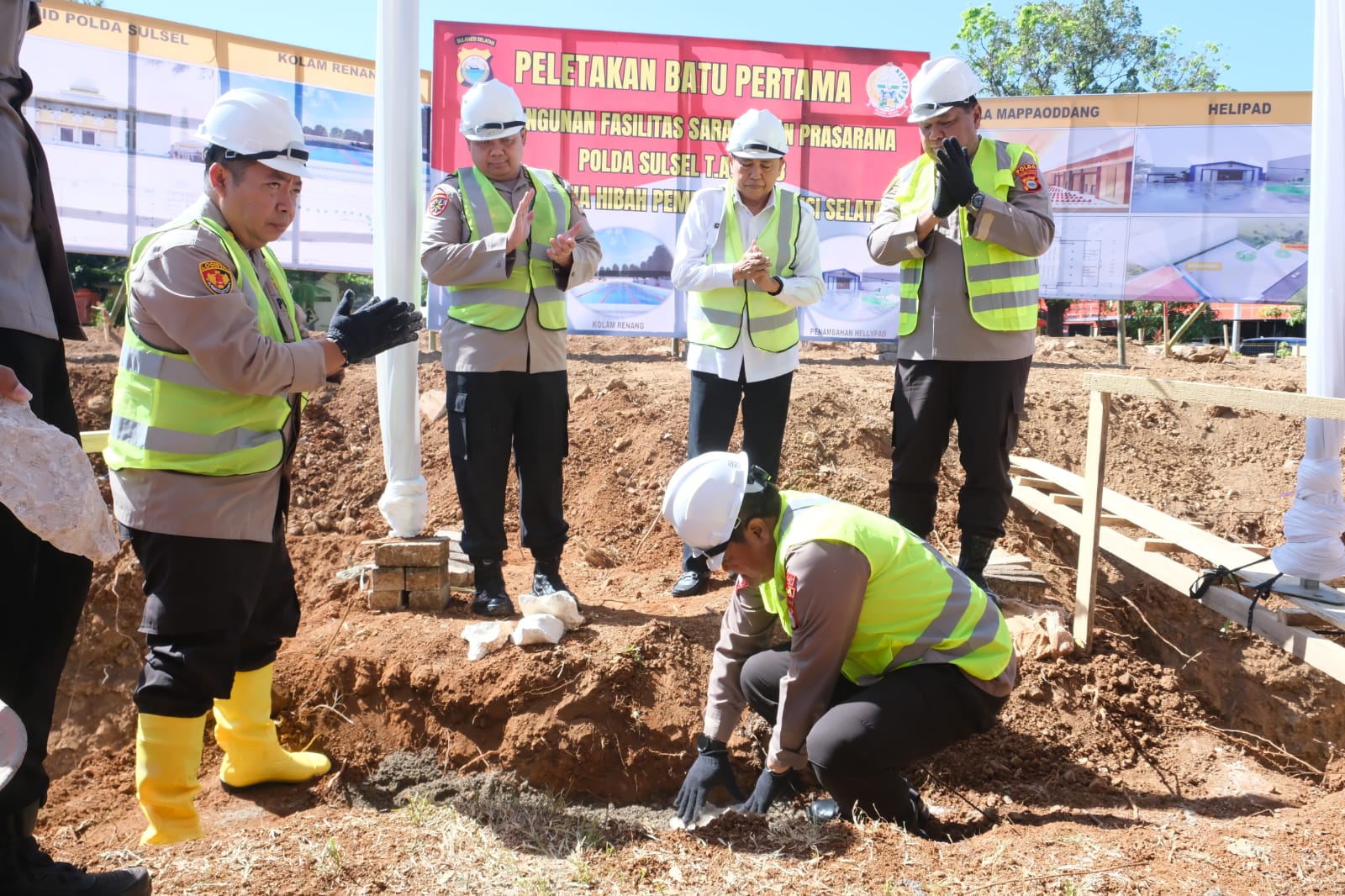 Kapolda Sulsel Letakkan Batu Pertama Pembangunan Masjid Syuhada Mapolda Sulsel