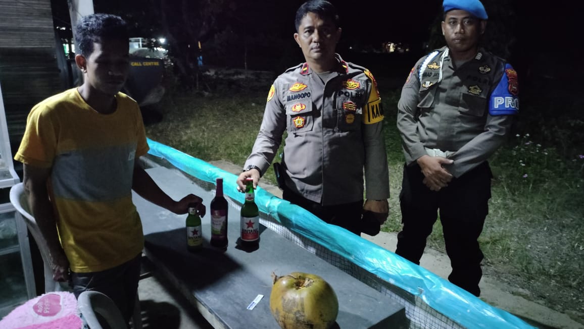 Kapolsek Pitu Riase Polres Sidrap Amankan Sejumlah Botol Bir dan Tumpahkan 10 Liter Tuak Dalam Operasi Pekat Lipu 2023