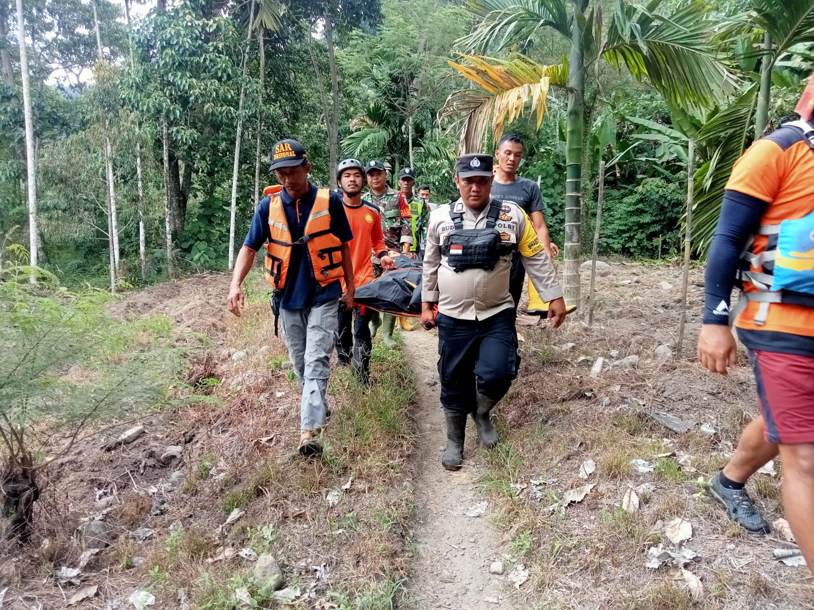 Polisi Bantu Evakuasi Jenazah Korban Yang Hanyut di Aliran Sungai Peusangan