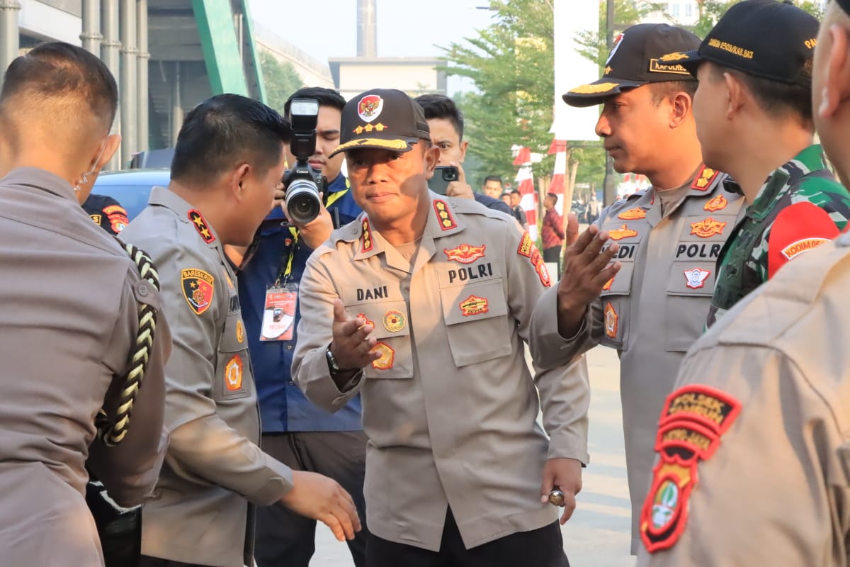 Kapolres Metro Bekasi Kota PAM Waskita Presiden dalam Ujicoba LRT bersama Influencer dan Artis Ibu Kota