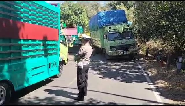 Mobil Truk Mengalami Trouble Patah As, Satuan Lalulintas Polres Sidrap Berhasil Urai Kemacetan Panjang