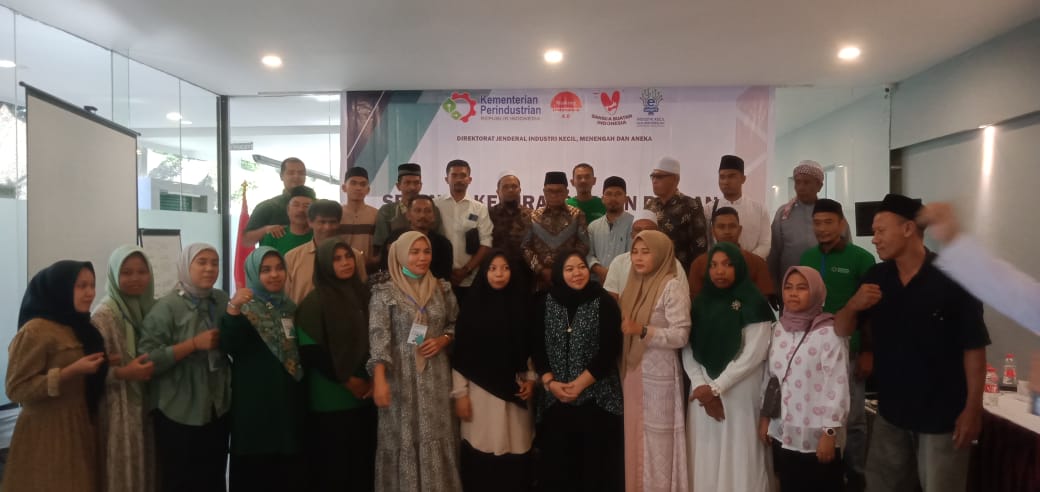 Anggota DPR RI DRS Anwar Idris Membuka Kegiatan Seminar Kewirausahaan Peluang Bisnis Industri Kecil Jasa Industri Di hotel royal idi Rayeuk.