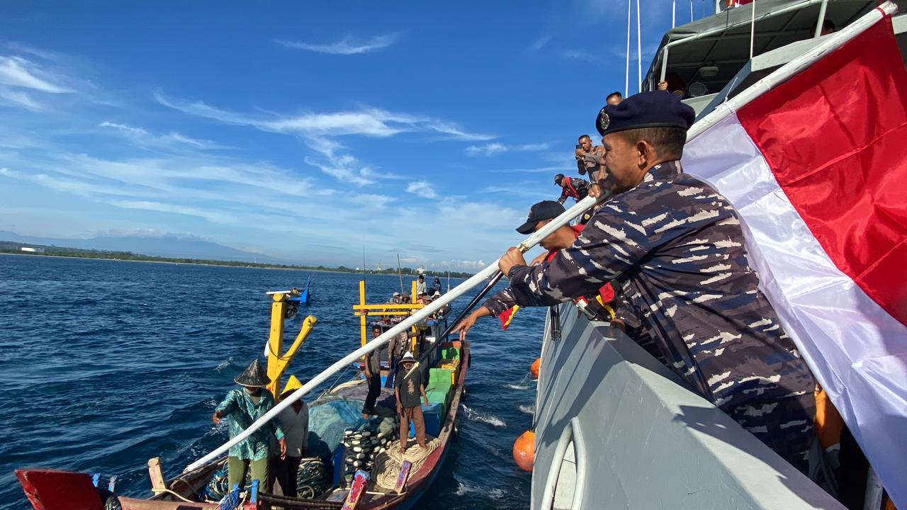 Sambut HUT Ke-78 Kemerdekaan RI, Danlanal Beserta Pimpinan TNI-POLRI Lhokseumawe dan Aceh Utara Bagikan Bendera Merah Putih Kepada Nelayan di Laut