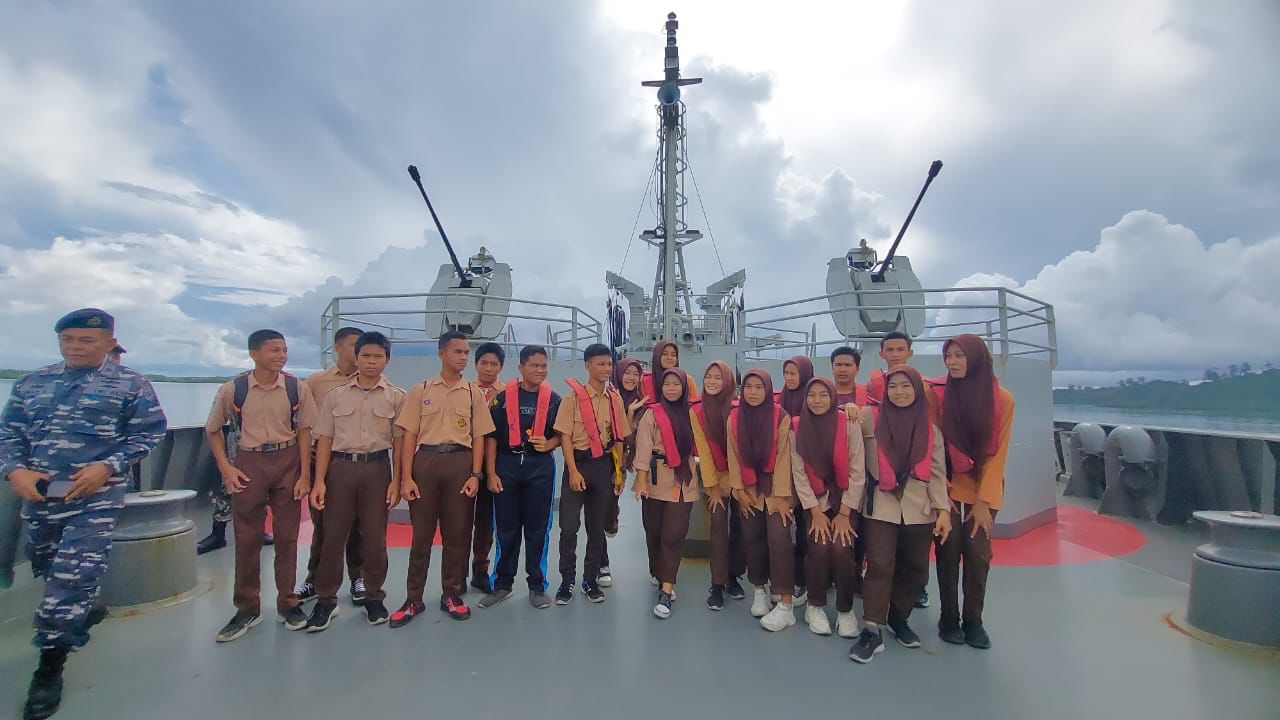 Tingkatkan Wawasan Bahari, Pramuka Saka Bahari Binaan Lanal Simeulue On Board di KRI Bontang-907