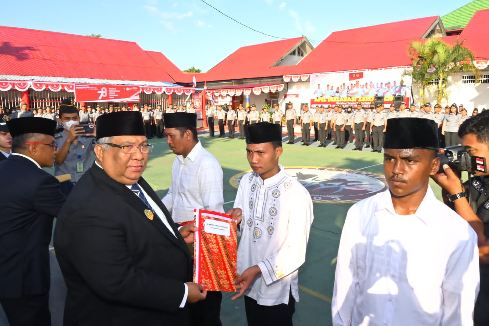 Secara Simbolis Gubernur Sultra Serahkan Remisi Kepada Narapidana di Lapas Kendari