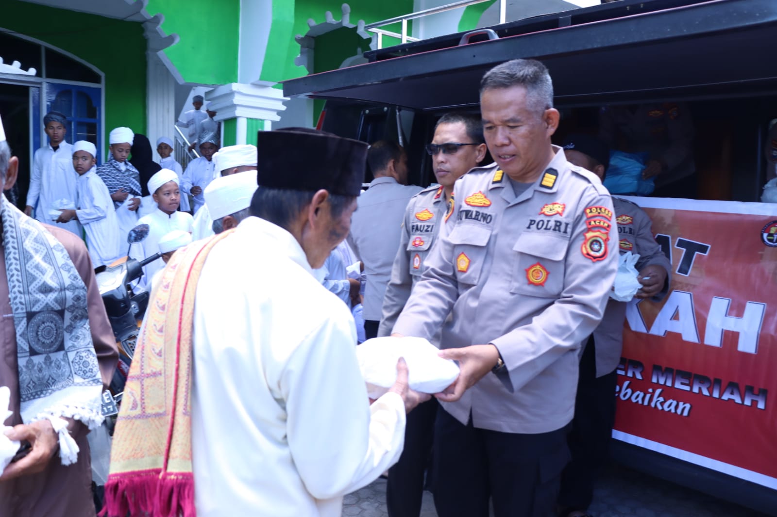 Kapolres Bener Meriah Bagikan 100 Nasi Kotak Kepada Jamaah Jumat di Kampung Karang Rejo, Kecamatan Bukit