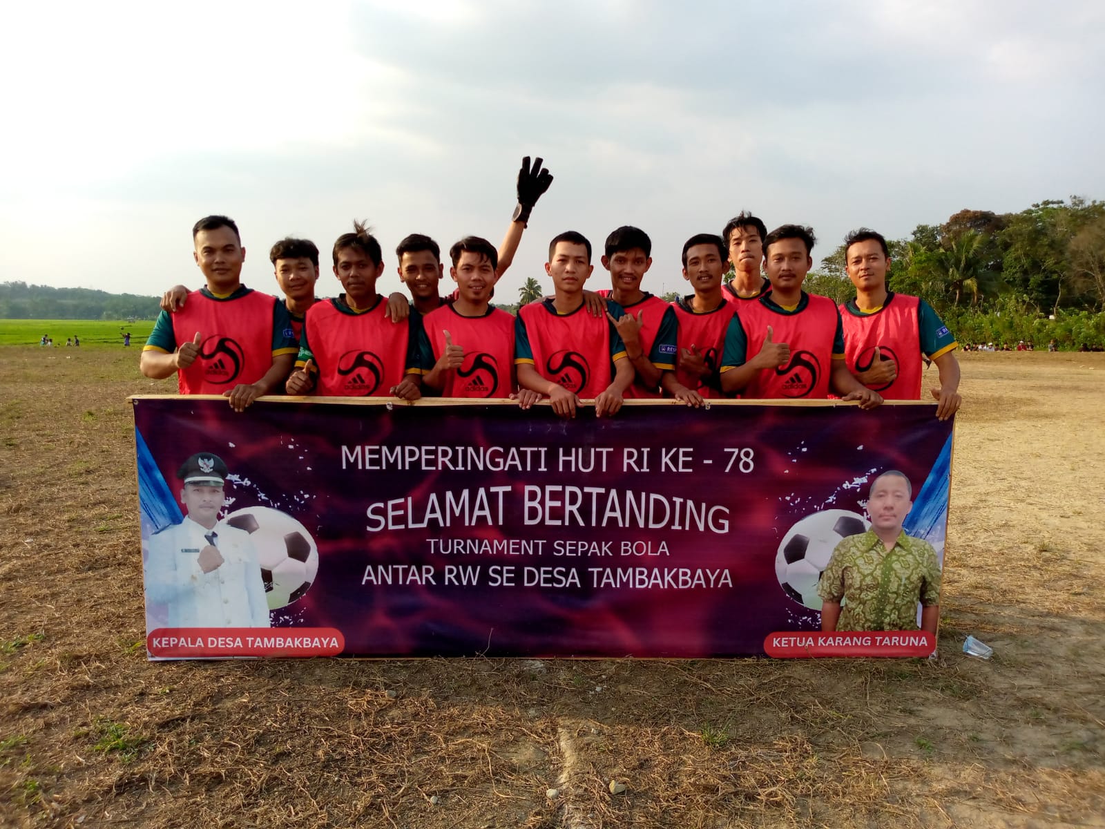 Keseruan Laga Pertandingan Sepak Bola Dan Volly antar RW Di Desa Tambak Baya   