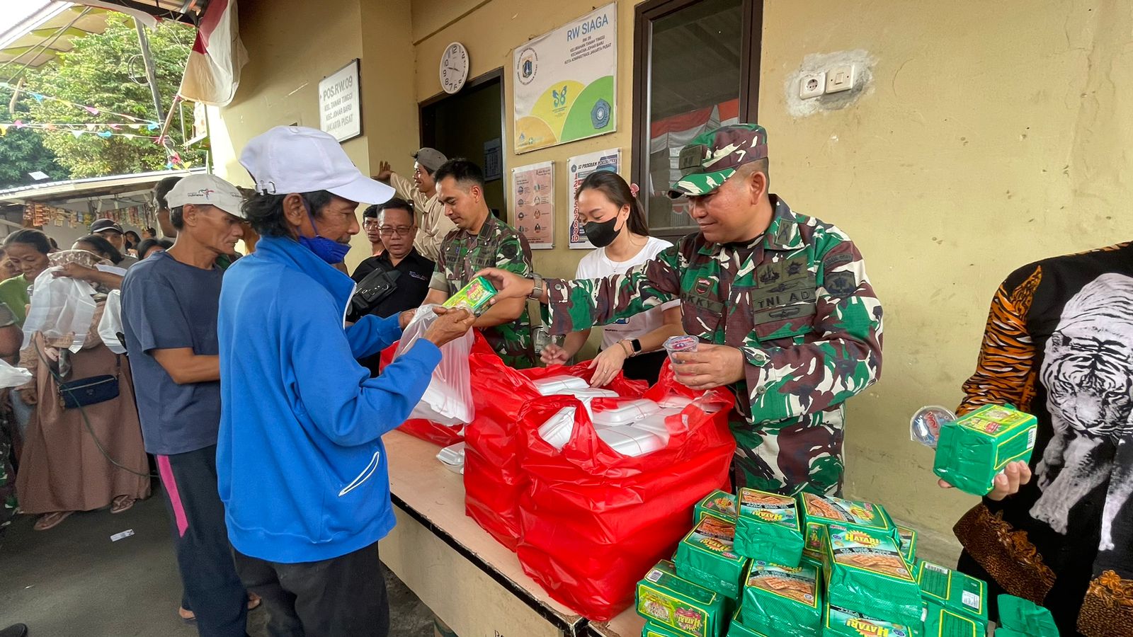 Berbagi Sesama, Koramil 08/JB Laksanakan Jumat Berkah Bersama Komunitas Sosial