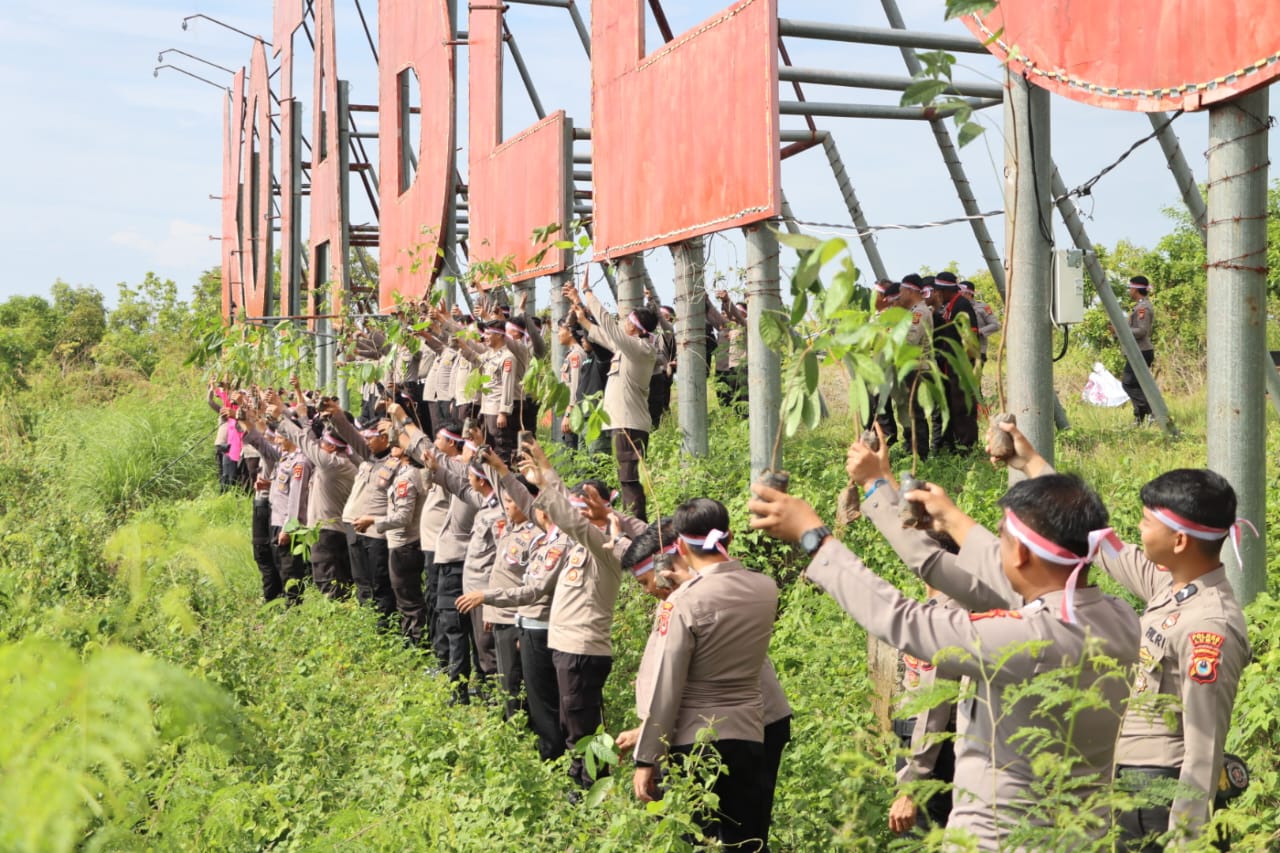 Polres Luwu Dan Polsek Jajaran Melaksanakan Penghijauan Penanaman 1231 Pohon Berbagai Jenis Secara Serentak