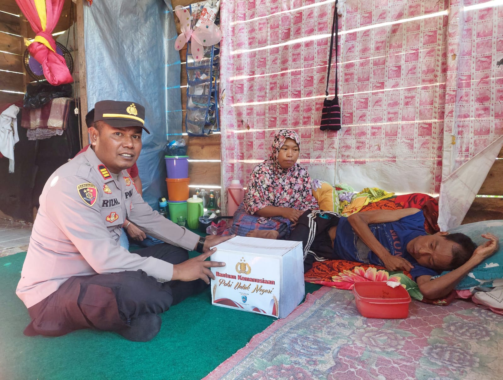 Program Bersih, Polisi Berbagi Kasih Kepada Masyarakat Kurang Mampu Dan Sakit