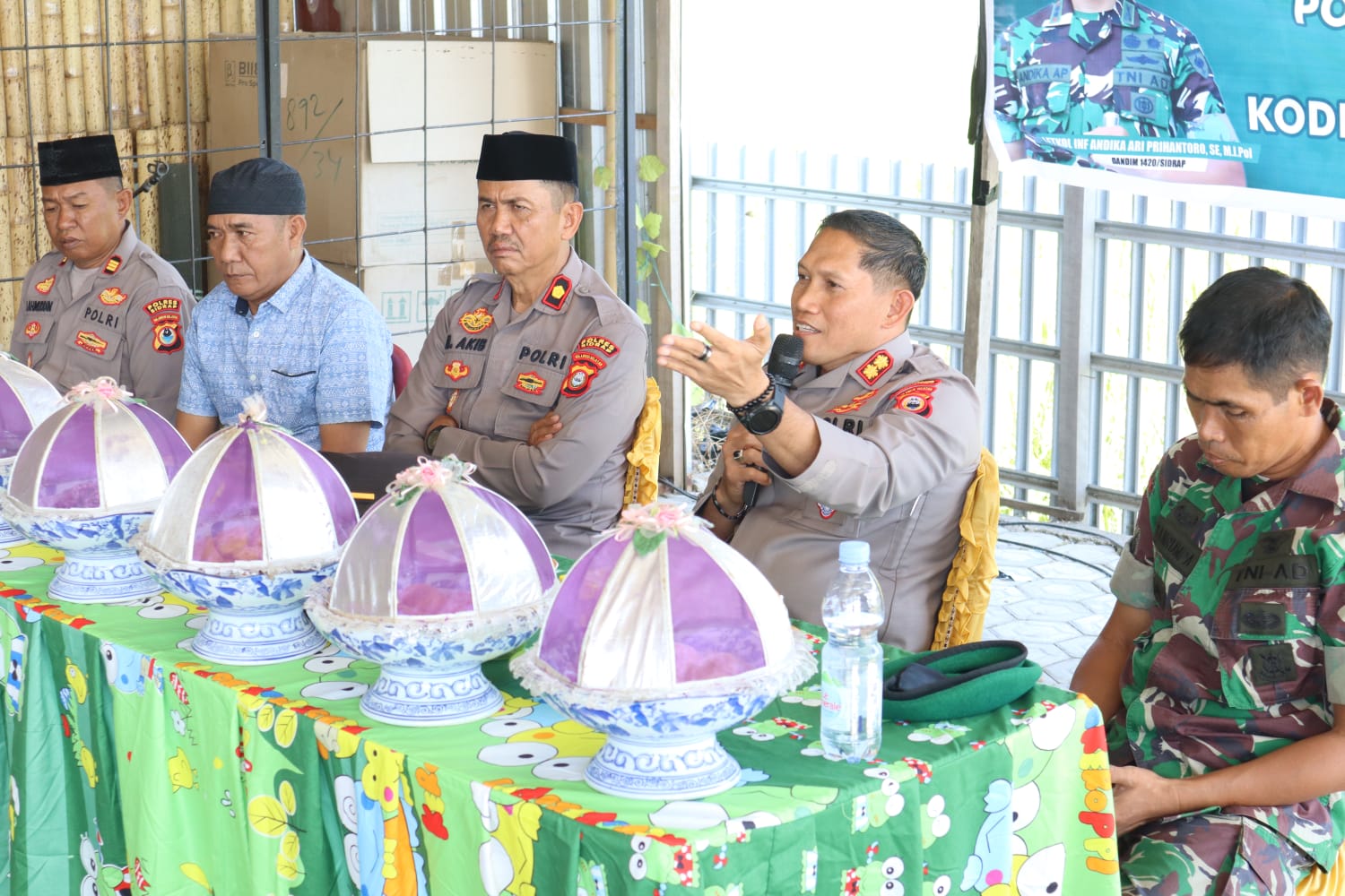 Jumat Curhat, Kapolres Sidrap Sosialisasikan Kampung Bebas Narkoba Mappedeceng Ke Warga Tellu Limpoe