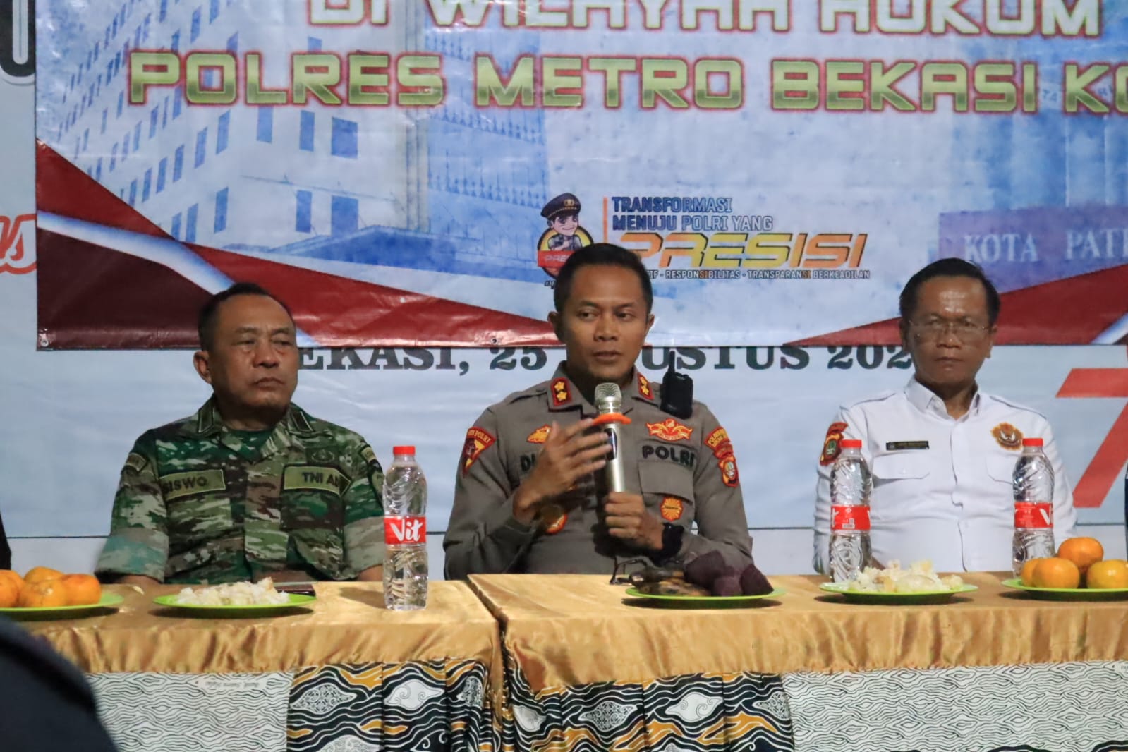 Rembug Warga, Wakapolres Jumat Curhat dan Ngobrol Santai Ajak Warga Bersinergi Antisipasi Tawuran Pelajar