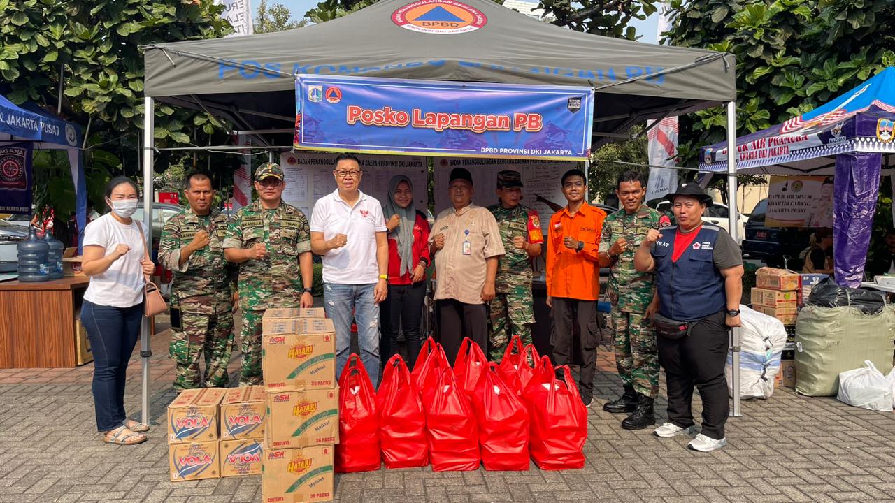 Koramil 04 Gambir/0501 JP bersama Yayasan Love All Serve All beri Bantuan Ratusan Paket Makanan pada Korban Kebakaran Petojo Selatan