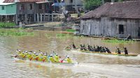 Serunya Lomba Kebut Perahu Berhadiah Sapi dan Kerbau di Sungai Babatan