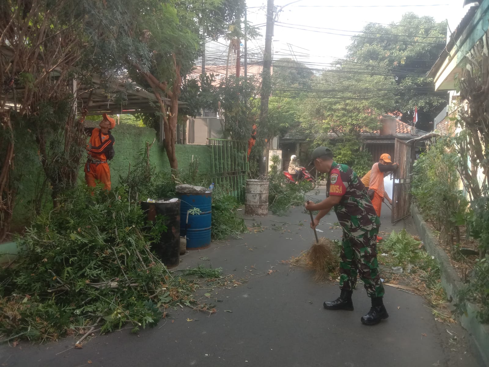 Babinsa Koramil 01/Menteng melaksanakan Kerja Bakti Bersama PPSU dan Warga Binaan