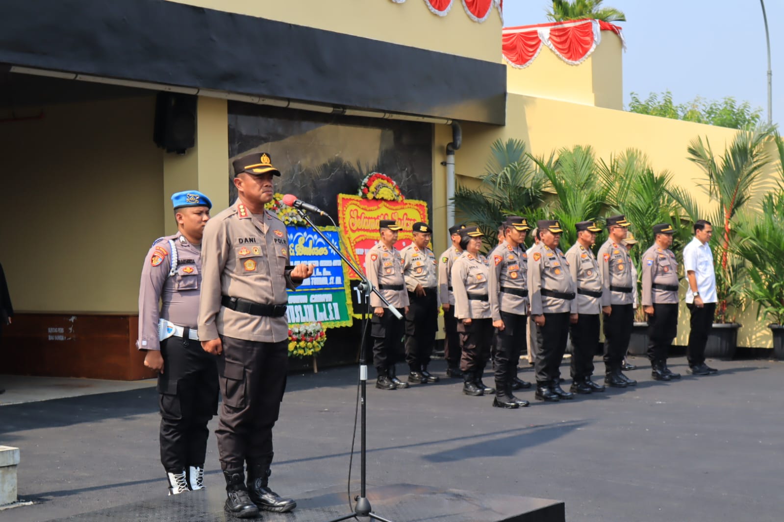 Kapolres Pimpin Upacara Serah Terima Jabatan (Sertijab) Pejabat Lama dan Pejabat Baru Polres Metro Bekasi Kota