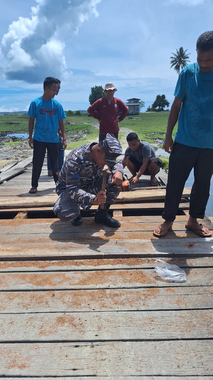 Babinpotmar Lanal Simeulue Bersama Masyarakat Gotong Royong Perbaiki Akses Jembatan Rusak