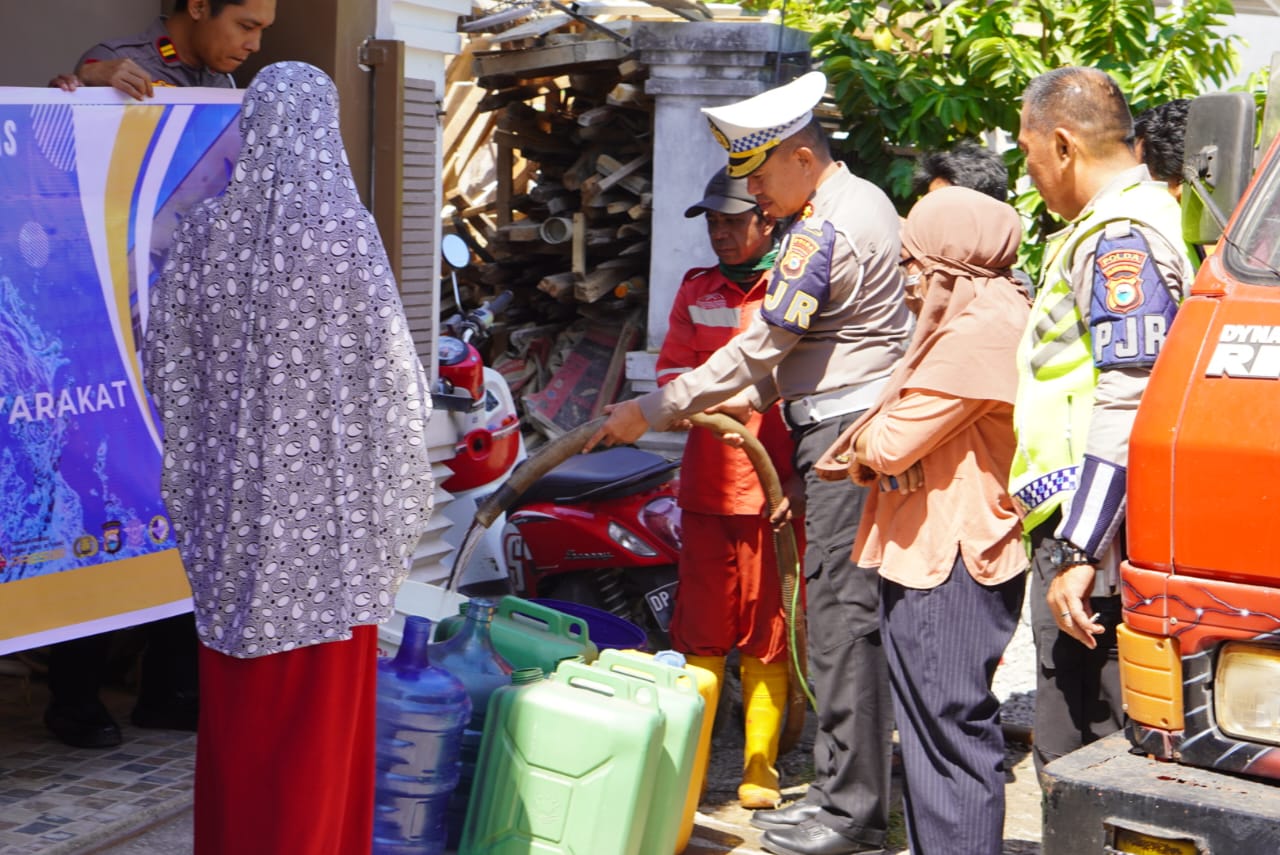 Personel Ditlantas Polda Sulsel Bagi Air Bersih ke Warga yang Membutuhkan