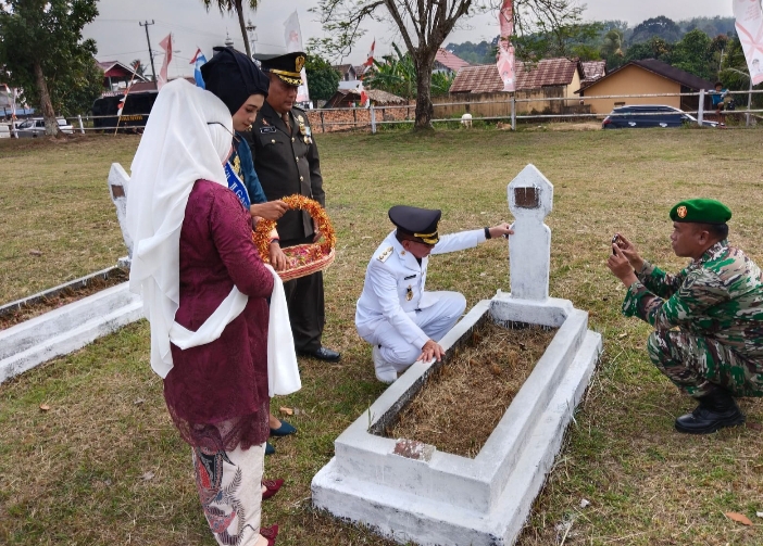 Kapolres PALI Ikuti Upacara Tabur Bunga Makam Pahlawan