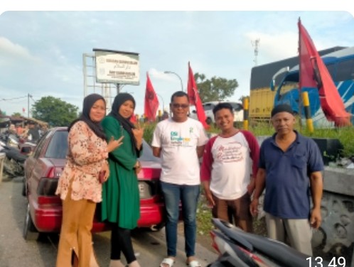 Titi Gampong Sungai Lueng Menjadi Lautan Merah Puluhan Bendera PDI Perjuangan Berkibar Indah.  