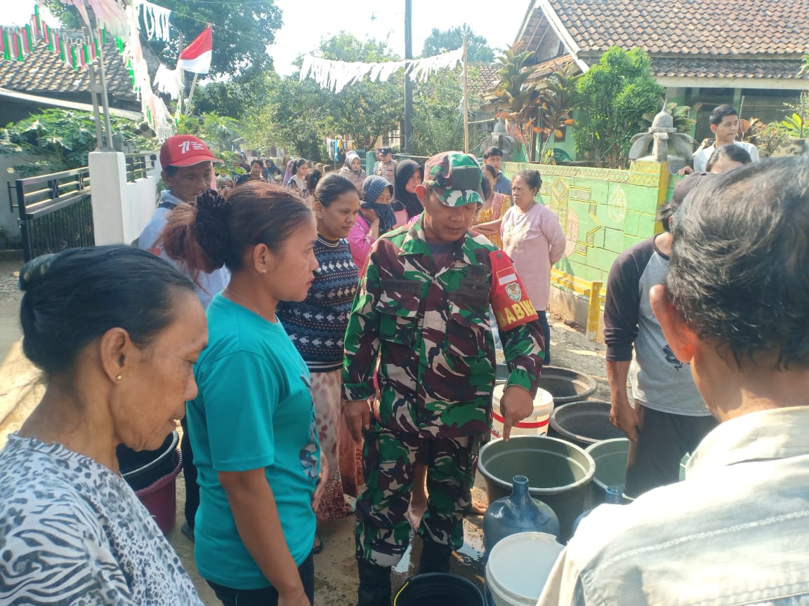 Koramil 0103/Banjar Lakukan Pendampingan Pendistribusian Air Bersih Bagi Warga