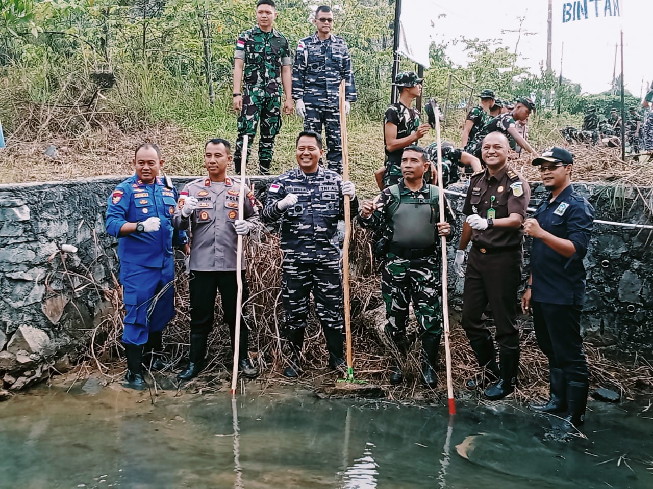 Lanal Bintan Bersama Unsur FKPD Bintan Menyelenggarakan Program Kali Bersih (Prikasih)