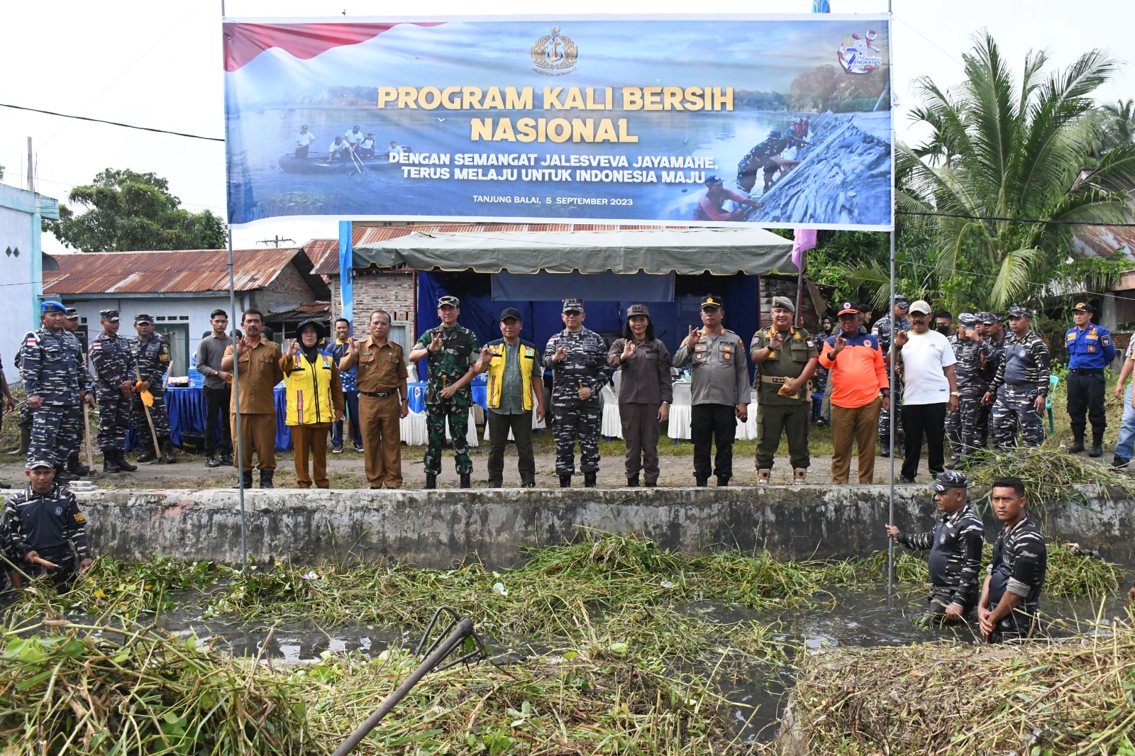 Rayakan HUT Ke-78 TNI Angkatan Laut, Lanal TBA Gelar Program Kali Bersih Dukung Pemerintah Daerah