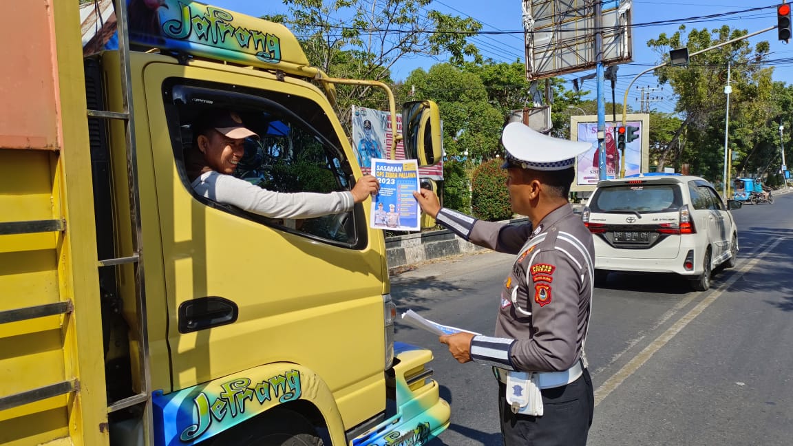 Hari ke-4 Ops Zebra Pallawa 2023, Sat Lantas Polres Sidrap Lakukan Kampanye Tertib Lalin Dan Bagi Brosur ke Pengendara