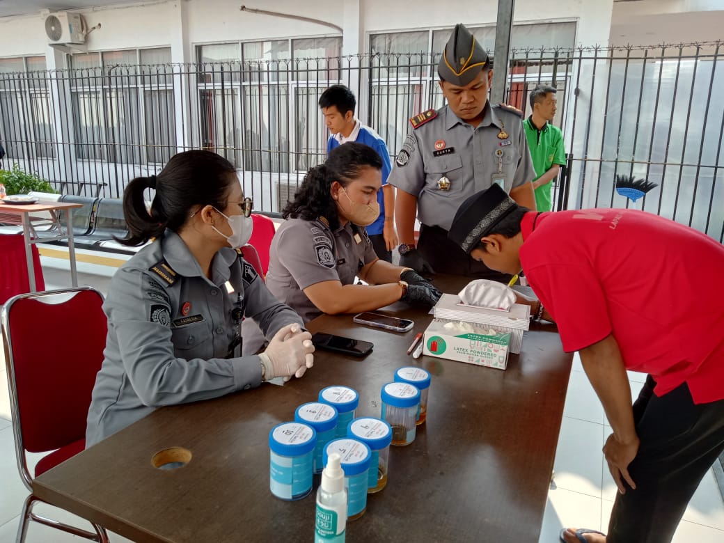 Sidarling Bersama TNI – Polri, WBP Lapas Rangkasbitung disidak & test Urine