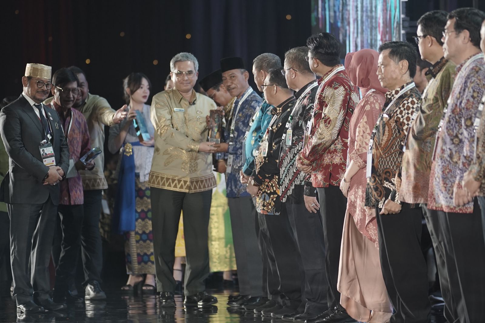 Remajakan Ribuan Hektare Sawit Rakyat, Bupati OKI Terima Anugerah Perkebunan dari Kementan