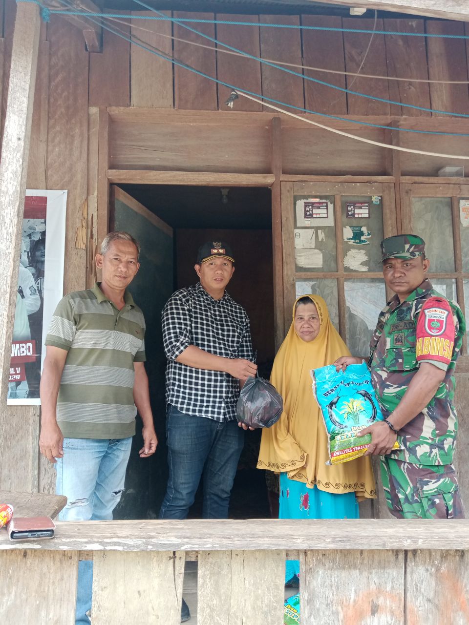 JUMAT BERKAH : Kembali Salurkan Bantuan Sembako, Lurah Bende Bersama Babinsa dan Staf Kunjungi Lansia