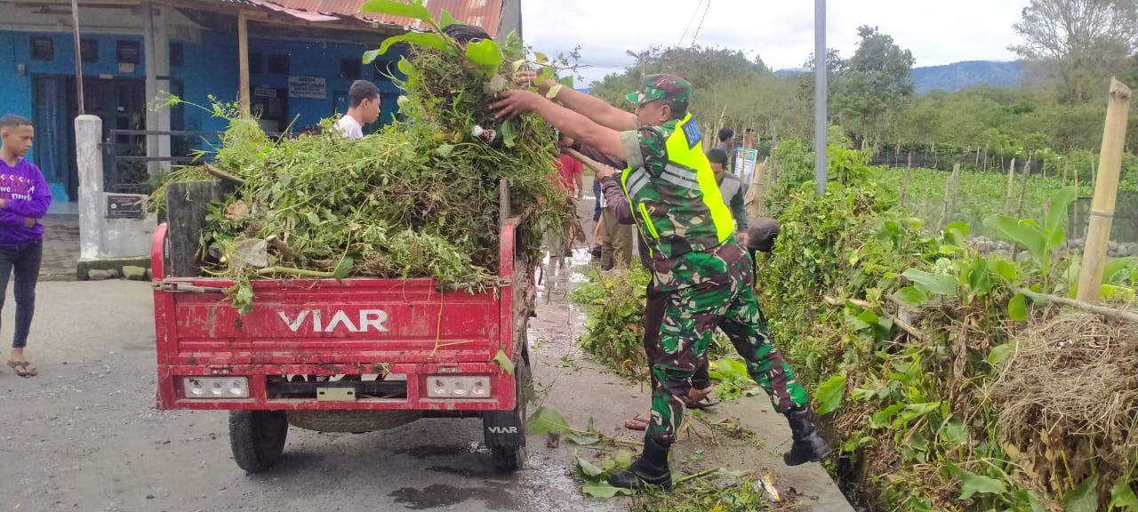 Jumat Bersih: Babinsa Gotong Royong Bersama Warga