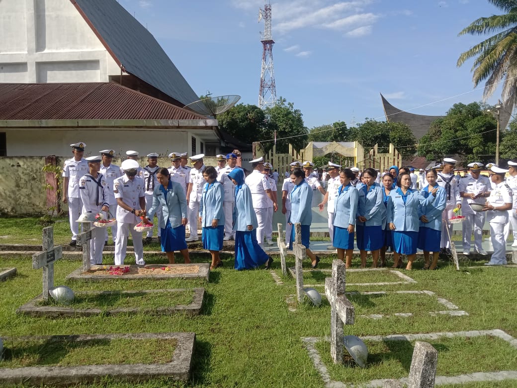 Peringati HUT TNI AL Ke-78, Keluarga Besar Lanal Sibolga Laksanakan Ziarah di TMP Sibolga Untuk Mengenang Jasa Pahlawan