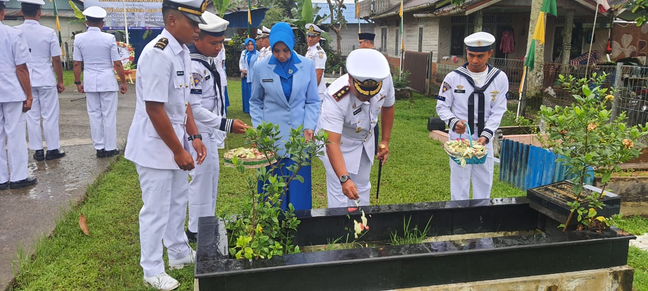 Mengenang Jasa Para Pahlawan, Lanal Simeulue Laksanakan Ziarah Rombongan di Taman Makam Bahagia Sinabang