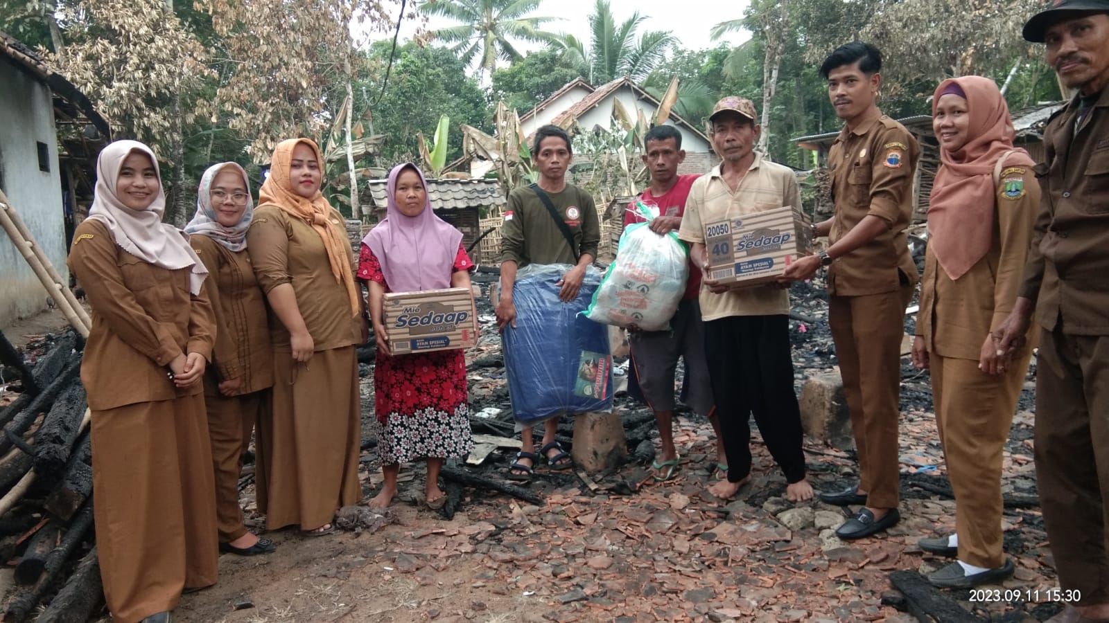 Kepala Desa Cigoong Utara Menyalurkan Bantuaan Kepada Korban Kebakaran