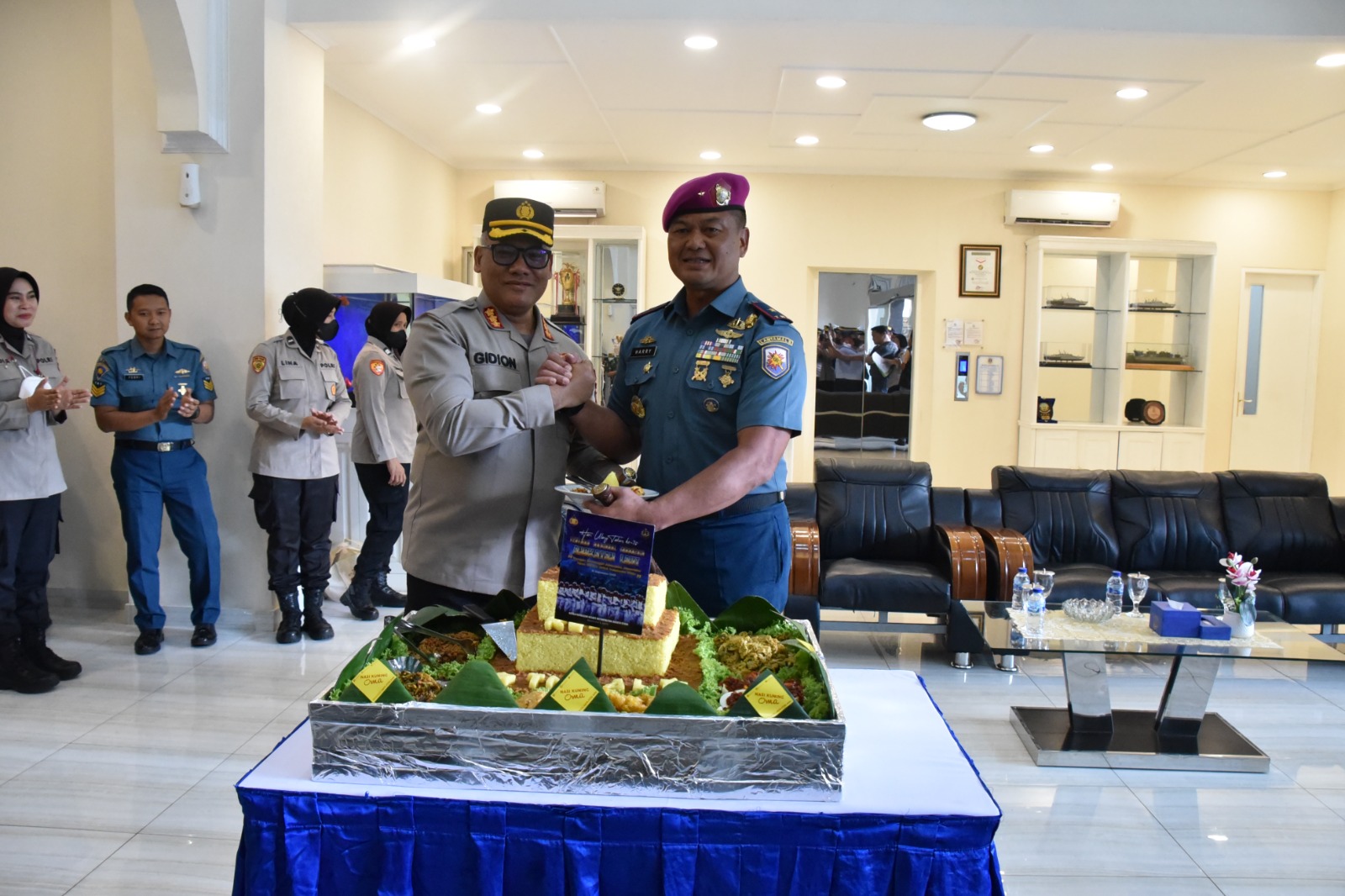 DANLANTAMAL III JAKARTA DAPAT KEJUTAN DARI KAPOLRES METRO JAKARTA UTARA DI HUT KE-78 TNI AL