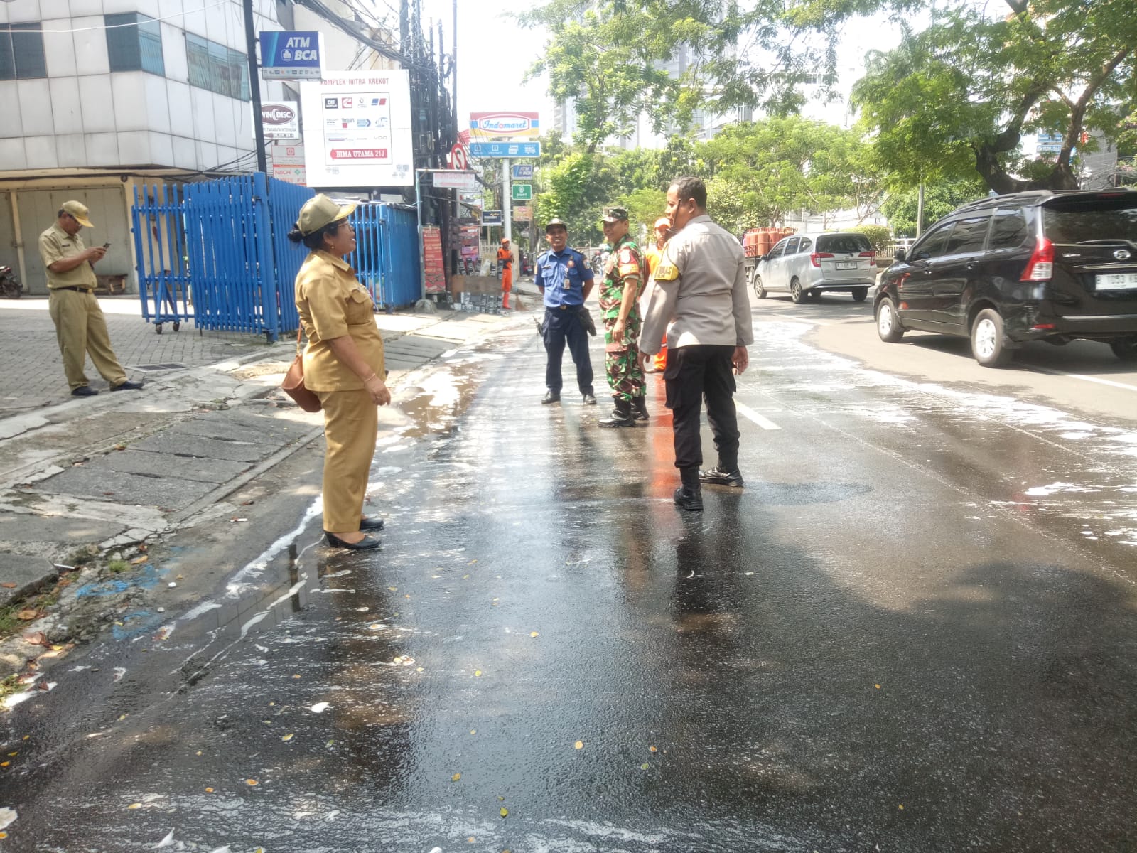 Babinsa 02/SB Bersama Babinkamtibmas Serta Pemadam Kebakaran dan PPSU Bekerja Sama Membersihkan Jalan