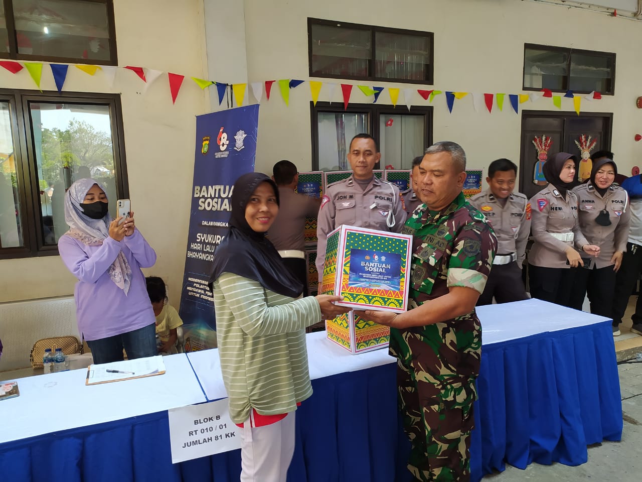 Dampingi Wadirlantas, Babinsa Koramil 06/Cakung Bagikan Sembako