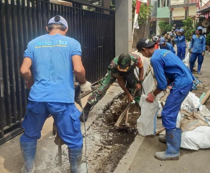 Babinsa 03/Senen Melaksanakan Kerja Bakti Perbaikan Saluran Air Bersama Suku Dinas Tata Air