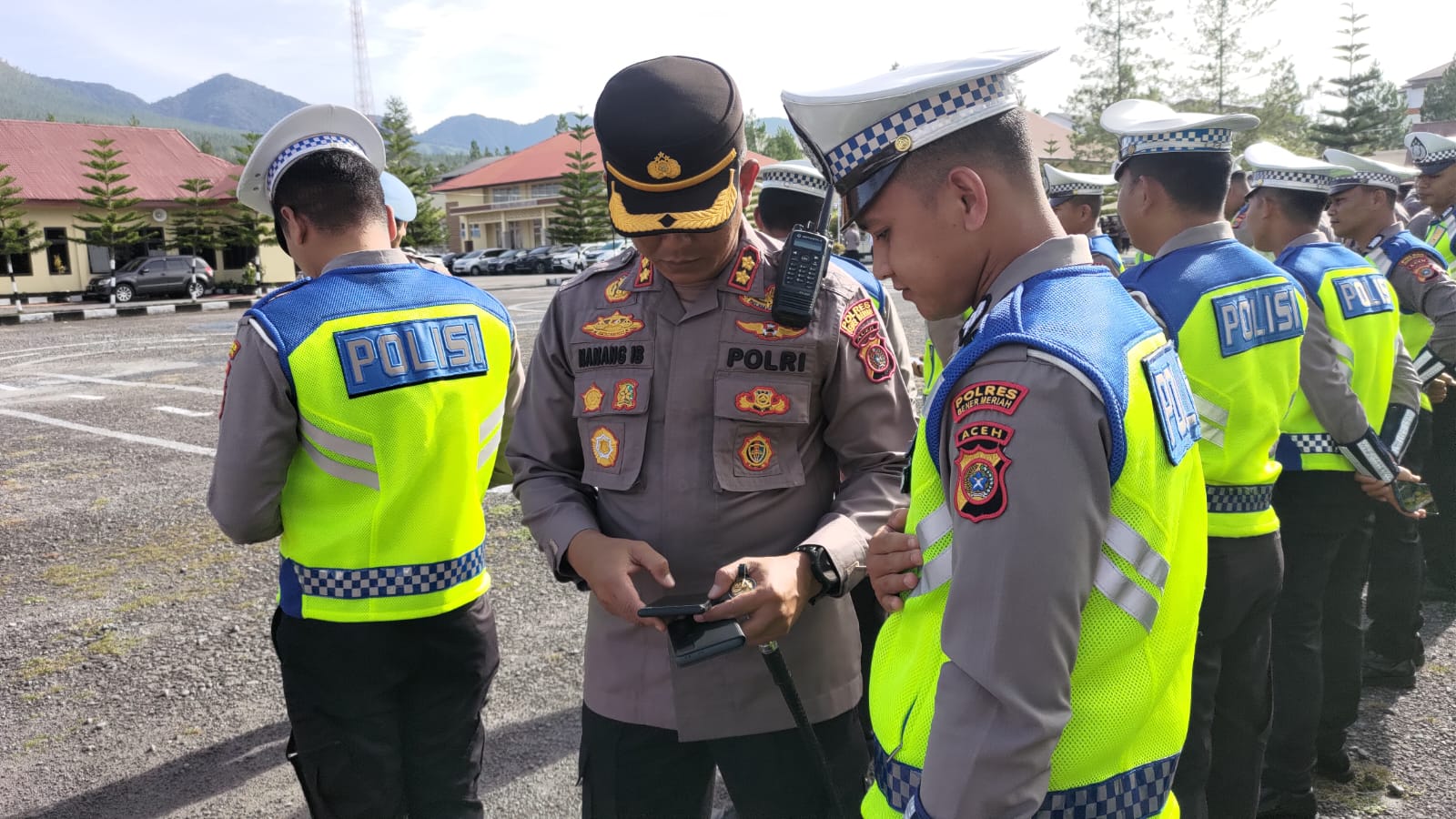 Kapolres Bener Meriah Bersama PJU dan Kasi Propam Melakukan Pengecekan Handphone Personel Dalam Pengawasan Aplikasi Judi Online