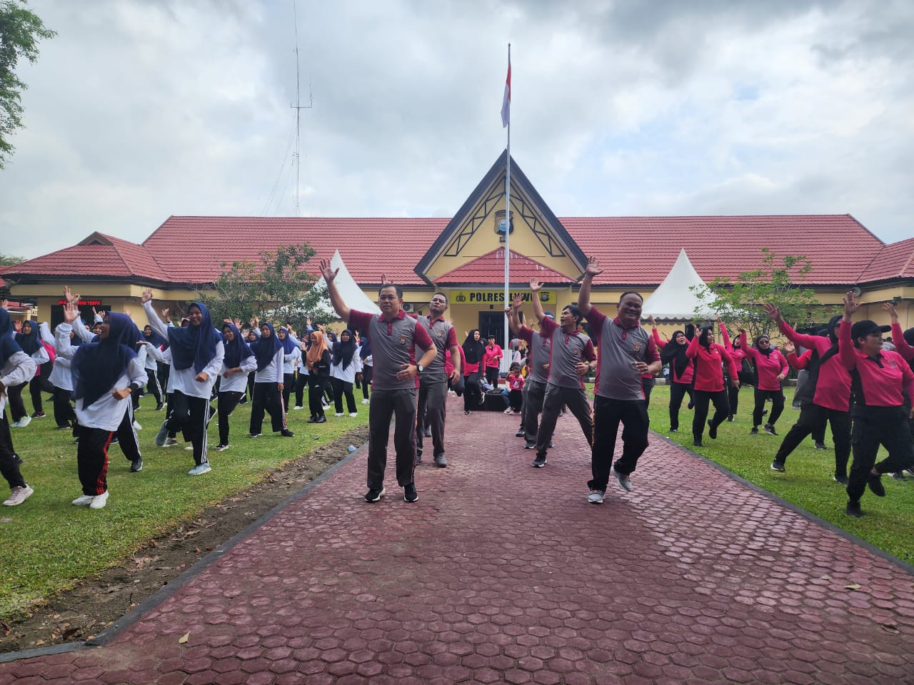 Dalam Rangka Hari Lalulintas Bhayangkara ke-68, Polres Luwu Gelar Olahraga Bersama dan Jalan Sehat