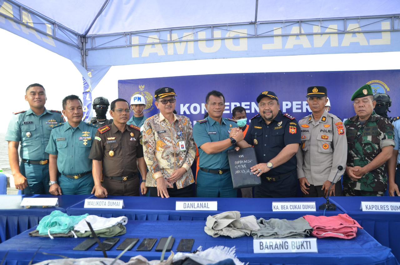 Pangkalan TNI AL Dumai Berhasil Mengamankan Ballpress 700 Koli Dari Port Klang Malaysia