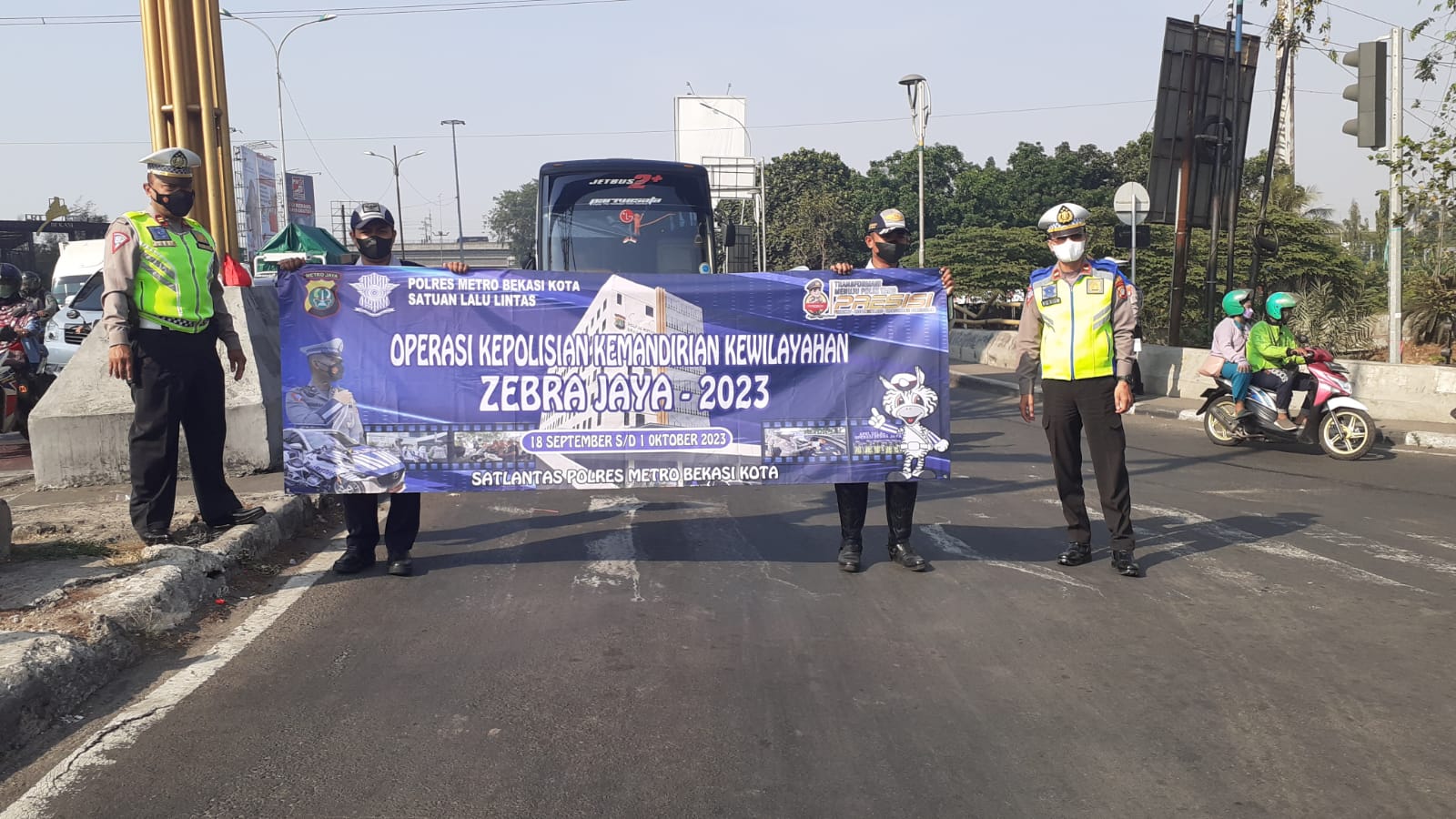 Polisi Lantas Polsek Bekasi Timur gelar Operasi Zebra Jaya 2023, Bagiikan Brosur, Sriker dan Pembentangan Spanduk