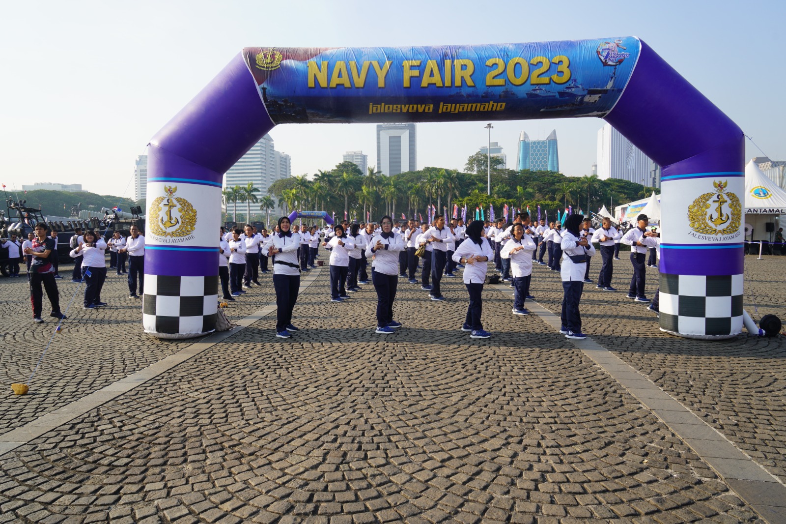 DANLANTAMAL III JAKARTA LAKSANAKAN OLAHRAGA BERSAMA DENGAN SELURUH PRAJURIT DAN PNS LANTAMAL III JAKARTA