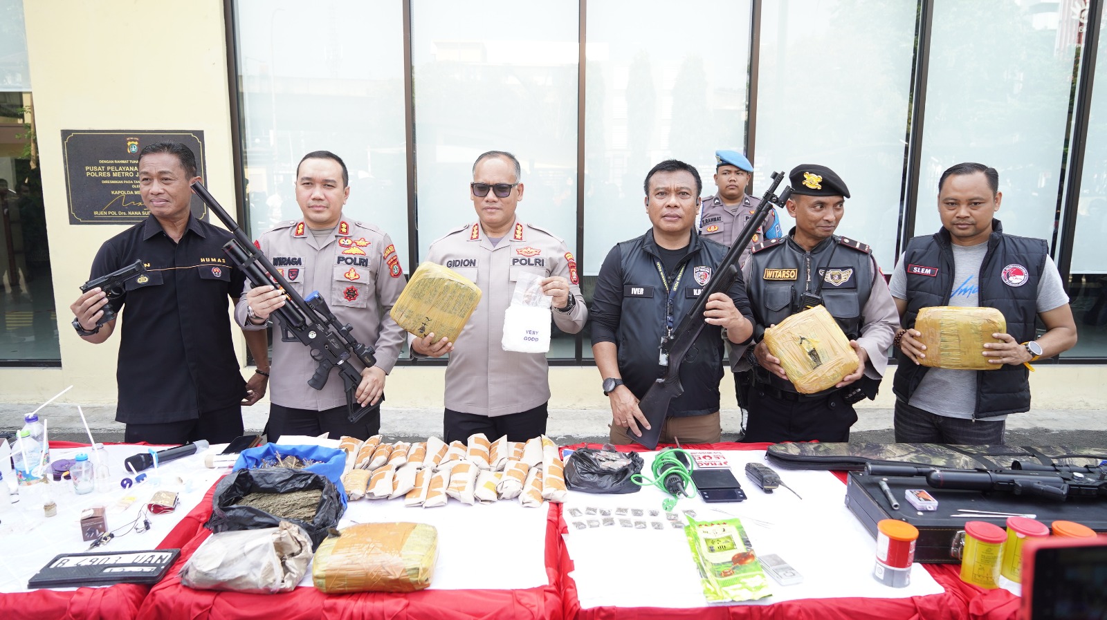 Grebek Kampung Bahari, Polres Jakarta Utara Tangkap 34 Orang dan Sita 1,6 Kg Sabu Hingga Air Soft Gun.